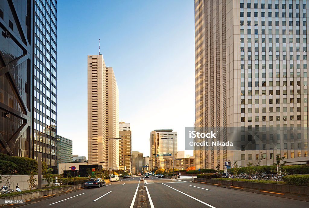 Офисные здания в Токио - Стоковые фото Автомобиль роялти-фри