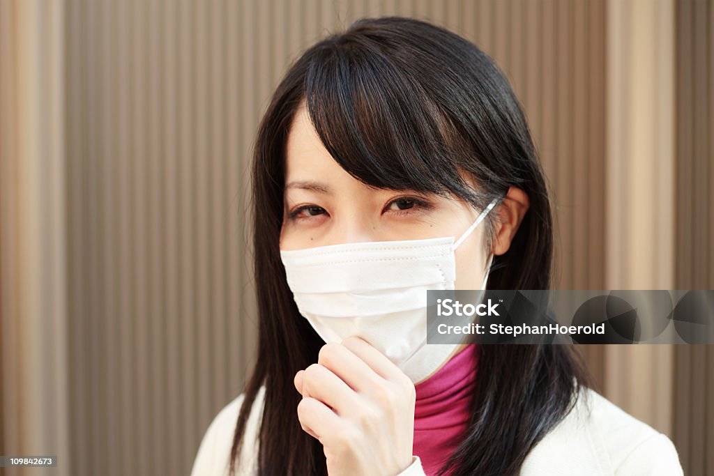 Jeune femme adulte avec masque japonais Tousser - Photo de Adulte libre de droits