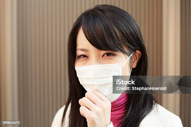 Giovane Donna Con Maschera Tosse Giapponese Adulto - Fotografie stock e altre immagini di Adulto - Adulto, Ambientazione esterna, Capelli lunghi