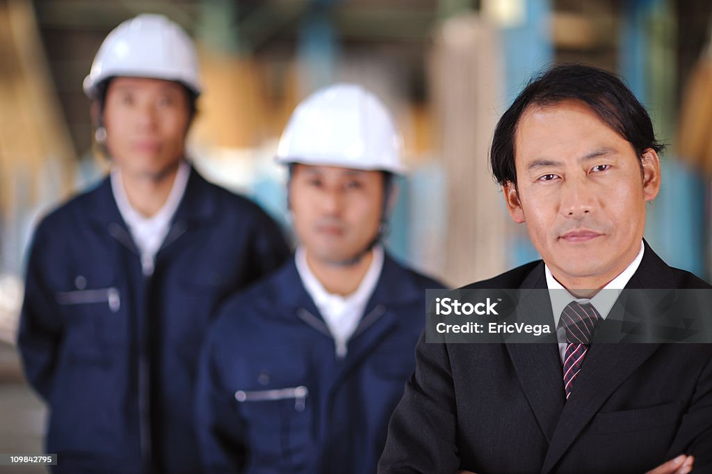 Asiatique Homme d'affaires avec les travailleurs dans l'entrepôt de - Photo de Costume habillé libre de droits