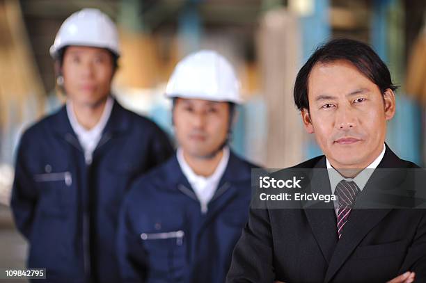 Photo libre de droit de Asiatique Homme Daffaires Avec Les Travailleurs Dans Lentrepôt De banque d'images et plus d'images libres de droit de Costume habillé