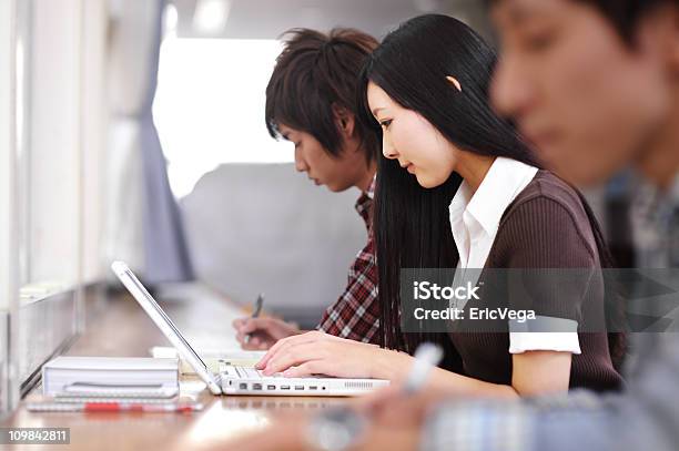 Escola Jovens Estudantes A Estudar - Fotografias de stock e mais imagens de Japonês - Japonês, Pessoa a Estudar, Sala de Aula