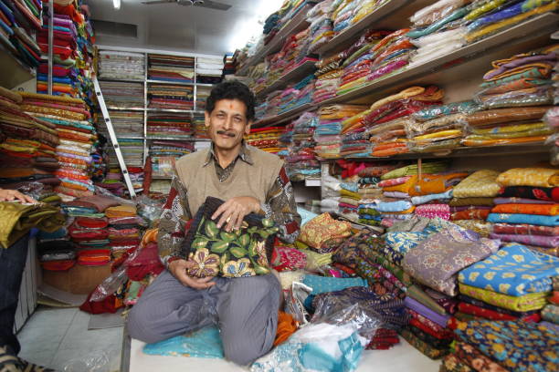 textiles - tienda de telas fotografías e imágenes de stock