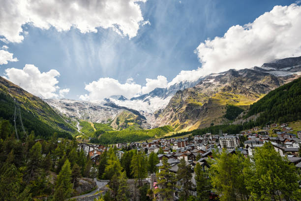 saas fee en los alpes suizos - village switzerland landscape swiss culture fotografías e imágenes de stock