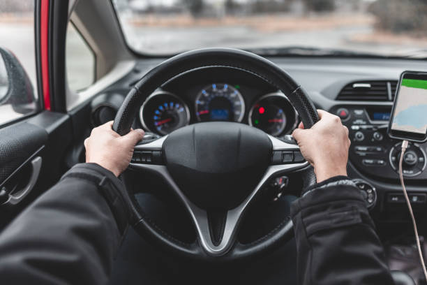 uomo alla guida in sicurezza all'interno dell'auto - steering wheel foto e immagini stock