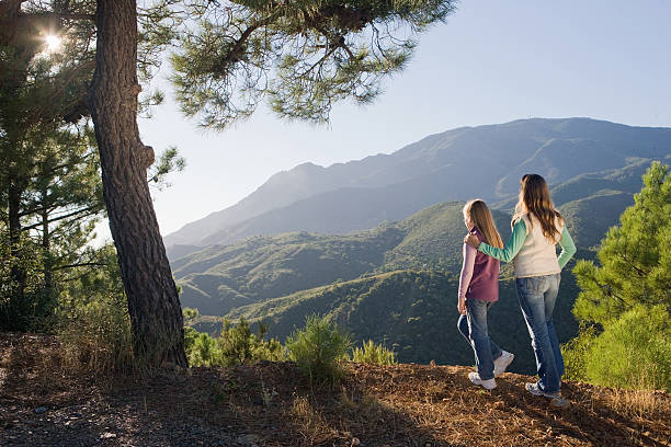 madre figlia & con vista sulle montagne - rear view family isolated child foto e immagini stock