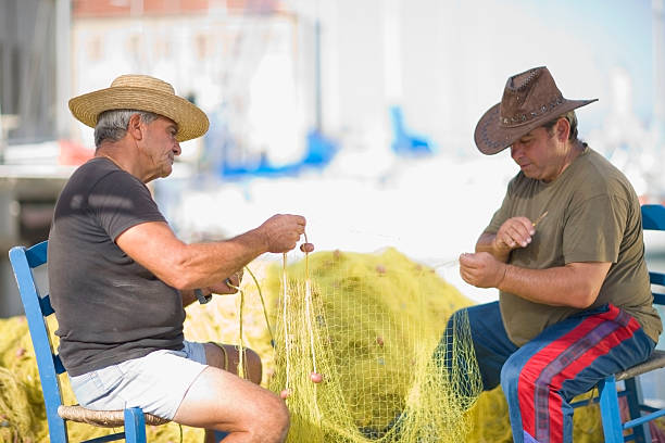 男性準備漁網 - ハニア ストックフォトと画像