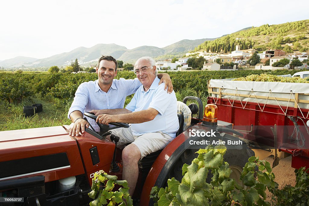 Padre e hijo sentado en tractor - Foto de stock de Agricultura libre de derechos