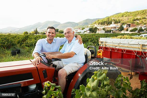 Padre E Hijo Sentado En Tractor Foto de stock y más banco de imágenes de Agricultura - Agricultura, Tractor, Viña