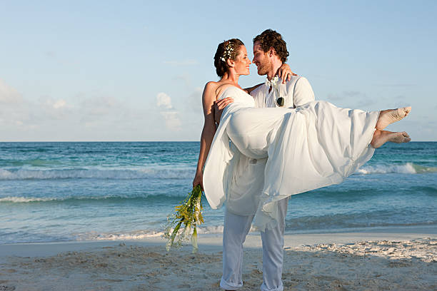 sposi sulla spiaggia - wedding beach bride groom foto e immagini stock