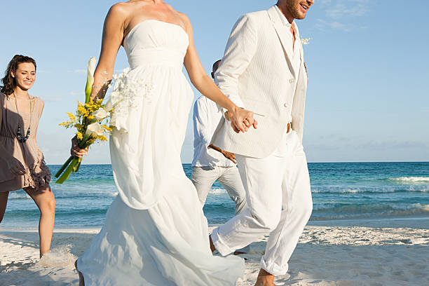 żonaty para na plaży z przyjaciółmi - wedding beach bride groom zdjęcia i obrazy z banku zdjęć