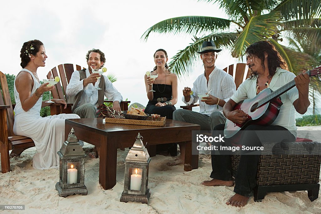 Fiesta de bodas y hombre tocando la guitarra - Foto de stock de Boda destino libre de derechos