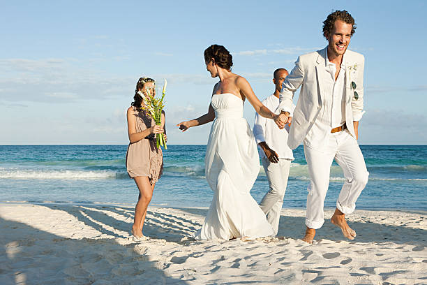 boda pareja en la playa con amigos - boda playa fotografías e imágenes de stock