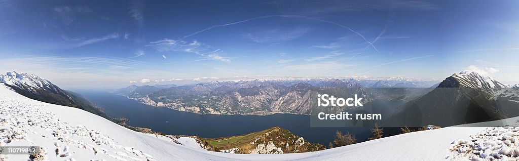 Hi-res lago de Garda panorama, Italia - Foto de stock de Mirar el paisaje libre de derechos