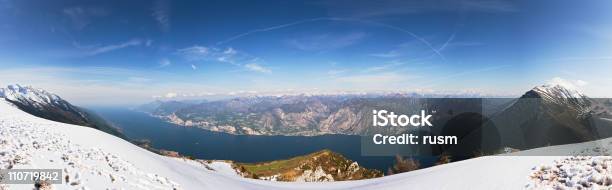 Hires Lago De Garda Panorama Italia Foto de stock y más banco de imágenes de Mirar el paisaje - Mirar el paisaje, Montaña, Por encima de