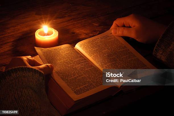 Чтение Ghotic Библия — стоковые фотографии и другие картинки Книга - Книга, Свеча, Библия