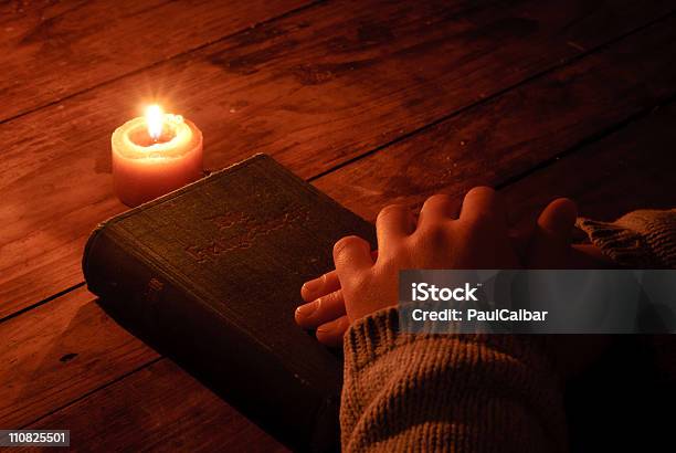 Gótica Biblia A La Luz De Las Velas Foto de stock y más banco de imágenes de Amor - Sentimiento - Amor - Sentimiento, Aprender, Bautizo