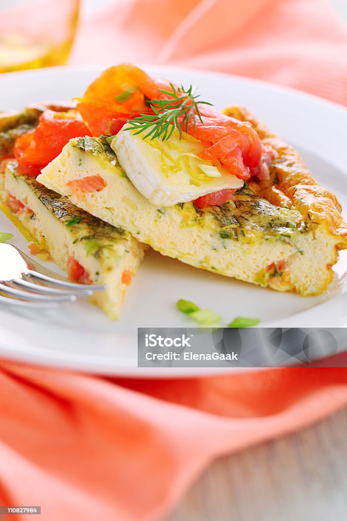Frittata con salmone e camembert su bianco piatto - Foto stock royalty-free di Aneto