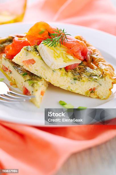 Frittata Con Salmone E Camembert Su Bianco Piatto - Fotografie stock e altre immagini di Aneto - Aneto, Camembert, Cena