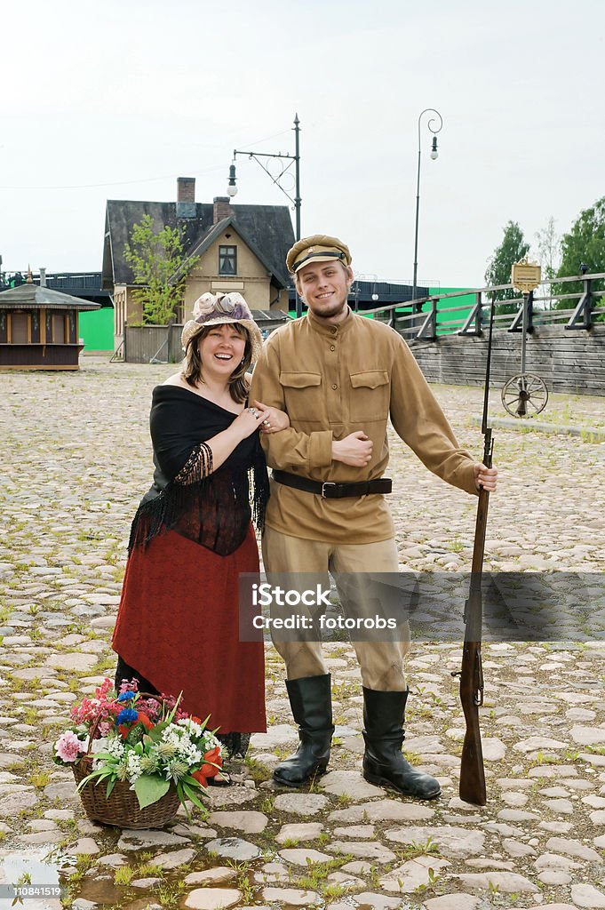 Para z lady i soldier w stylu retro zdjęcie - Zbiór zdjęć royalty-free (Armia)