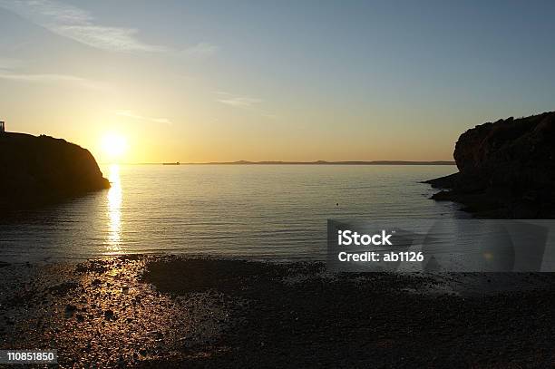 Foto de Pôrdosol Na Praia e mais fotos de stock de Areia - Areia, Baía, Cardigan - Blusa