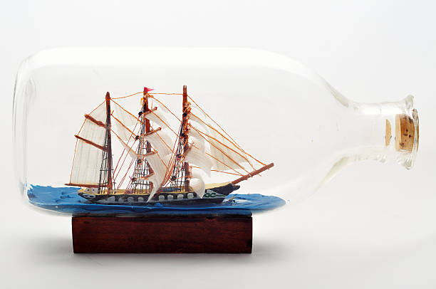 vela navio dentro de garrafa - ship in a bottle bottle sailing ship nautical vessel imagens e fotografias de stock