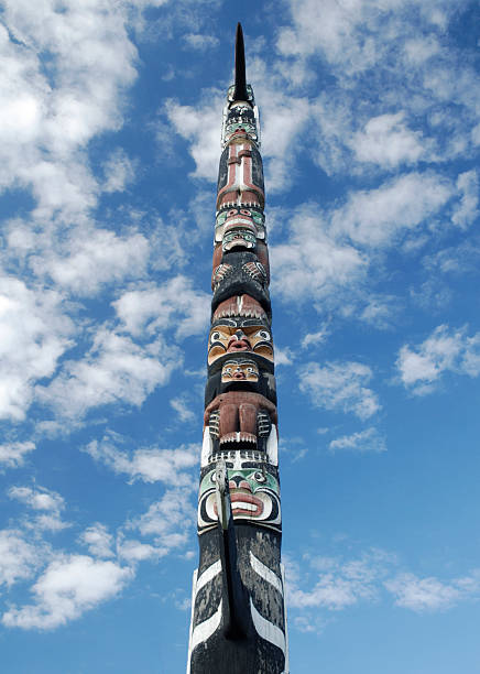 american mastro totémico - native american statue wood carving imagens e fotografias de stock