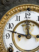 12-00-uhr-oder-mitternacht.jpg?b=1&s=170x170&k=20&c=C9uznHhIoF_MT6wTZIVXVMjKll-AFy8vb3SJ38uw52o=