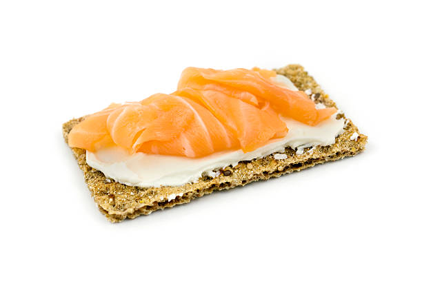 salmón ahumado galleta crujiente - appetizer salmon smoked salmon cracker fotografías e imágenes de stock