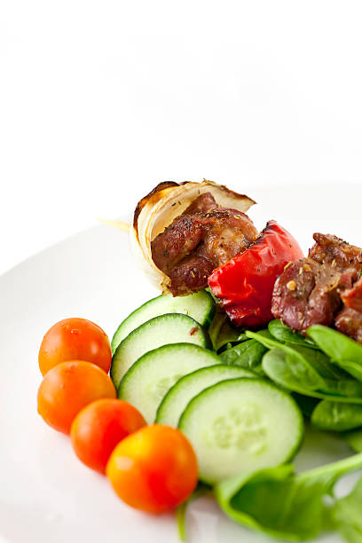 un kebab d'agneau avec salade - side salad tomato spinach lettuce photos et images de collection