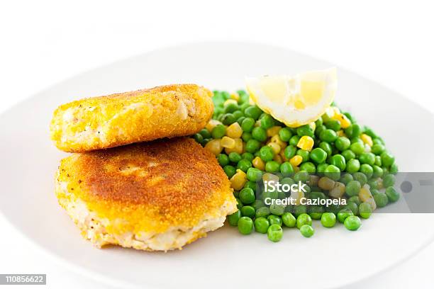 Photo libre de droit de Fishcakes Au Restaurant banque d'images et plus d'images libres de droit de Grillade - Grillade, Pain de poisson, Aliment