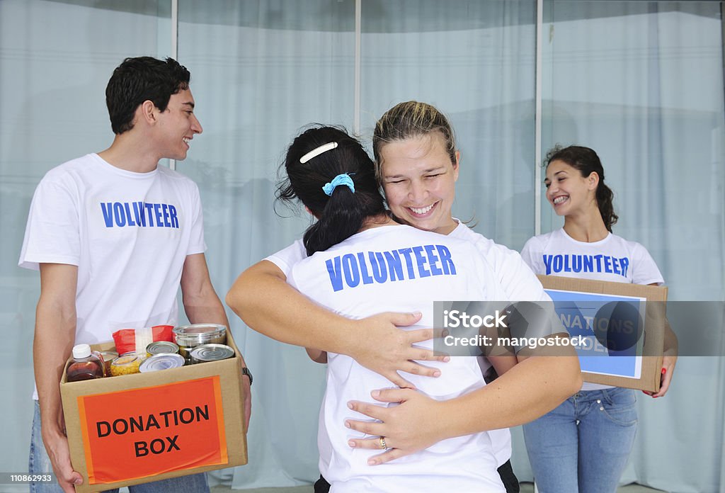 Счастливая группа добровольцев с пожертвование пищи - Стоковые фото Продуктовый банк роялти-фри