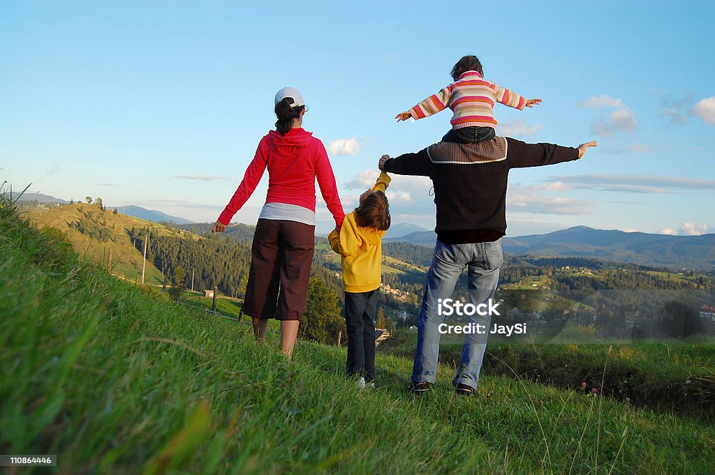 Гора семейный отдых - Стоковые фото Горный луг роялти-фри