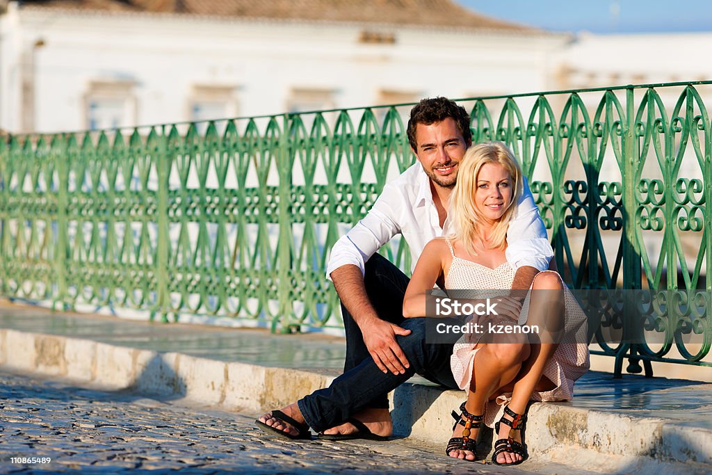 Ciudad de Turismo-Pareja de vacaciones en el puente - Foto de stock de Adulto libre de derechos