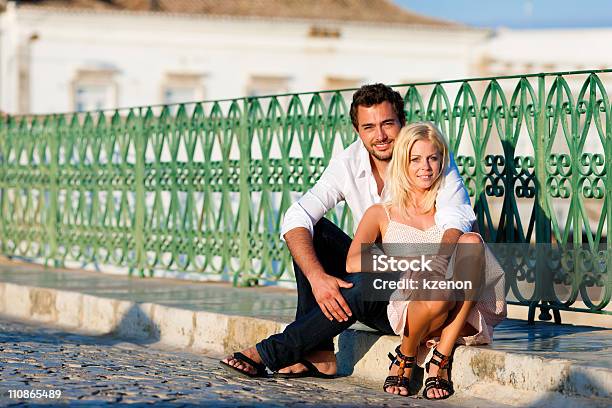 Ciudad De Turismopareja De Vacaciones En El Puente Foto de stock y más banco de imágenes de Adulto