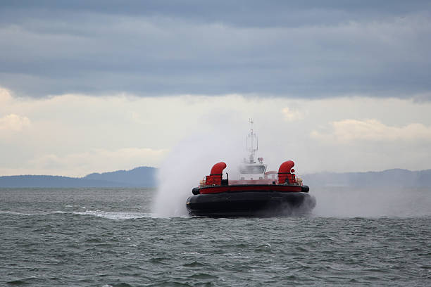 береговая охрана судно на воздушной подушке приближаться - hovercraft стоковые фото и изображения