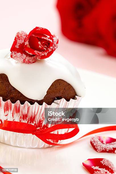 Foto de Rose Muffin Coberto Com e mais fotos de stock de Assado no Forno - Assado no Forno, Açúcar, Açúcar Granulado