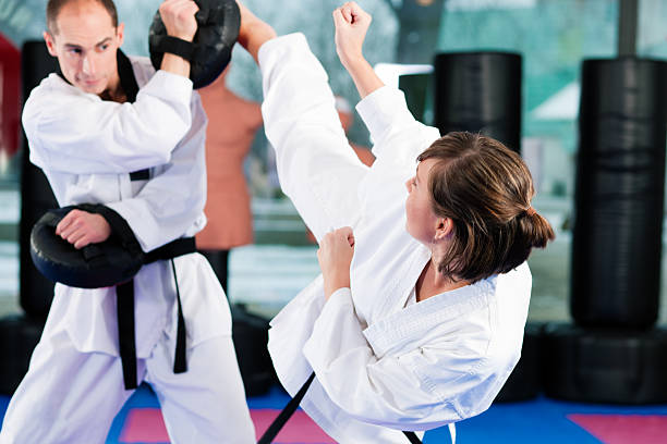 artes marciales de entrenamiento en el gimnasio sport - karate kicking tae kwon do martial fotografías e imágenes de stock