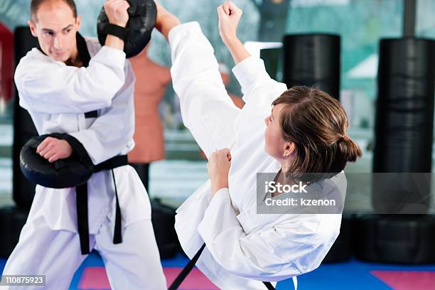 Sztuki Walki Sport Szkolenia W Siłowni - zdjęcia stockowe i więcej obrazów Dorosły - Dorosły, Taekwondo, Agresja