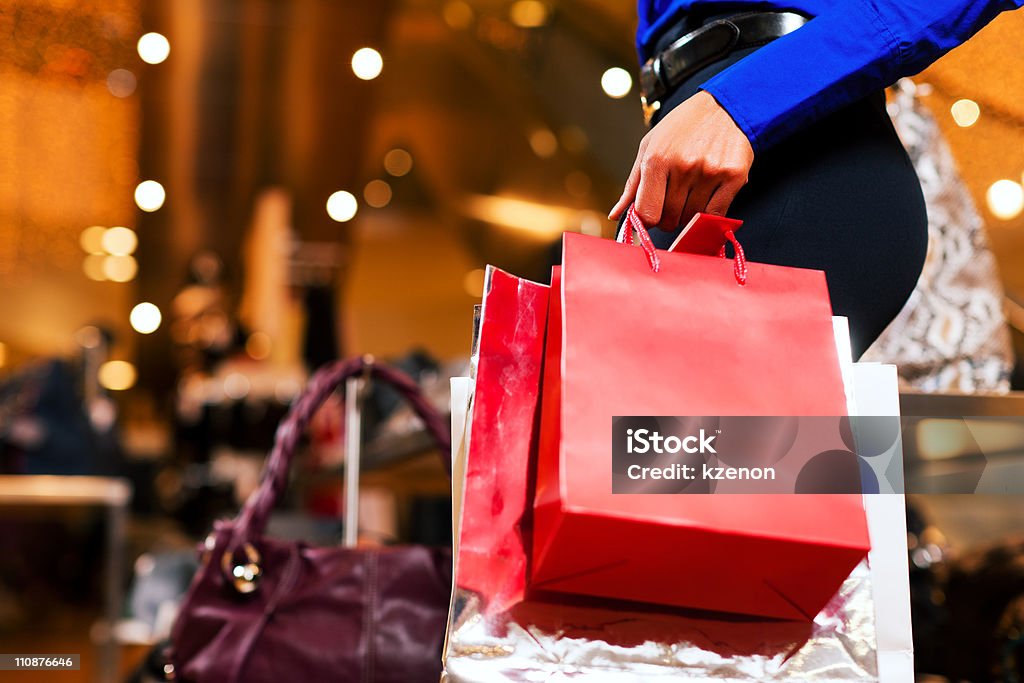 Frau shopping in der Mall, Taschen - Lizenzfrei Afro-amerikanischer Herkunft Stock-Foto
