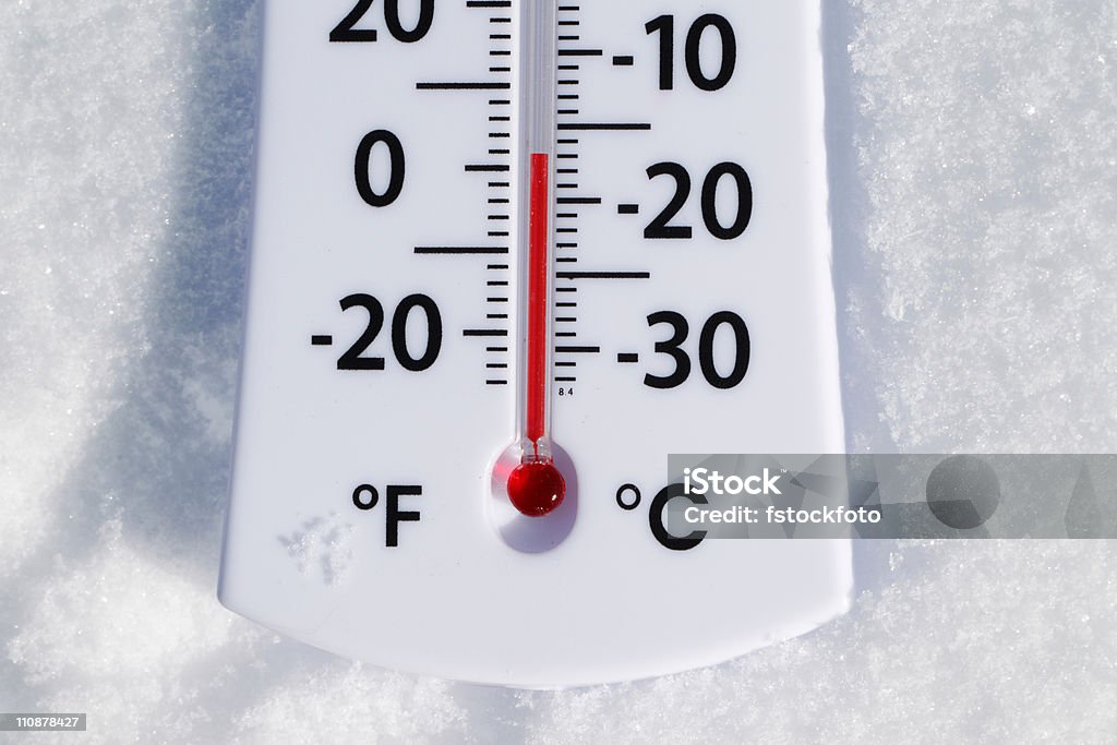 Temperatura nella neve - Foto stock royalty-free di Ambientazione esterna