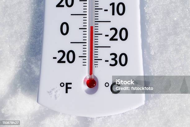 Temperatura Nella Neve - Fotografie stock e altre immagini di Ambientazione esterna - Ambientazione esterna, Bianco, Colore nero