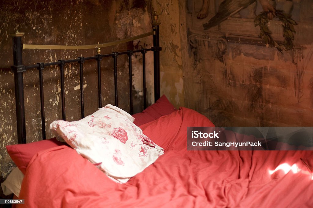 Cama em casa de antiguidades - Foto de stock de Travesseiro royalty-free