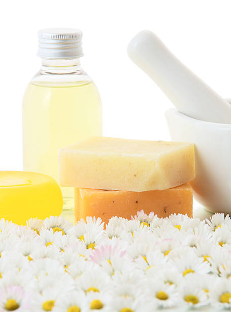 rumianek produktów - chamomile chamomile plant shampoo aromatherapy oil zdjęcia i obrazy z banku zdjęć