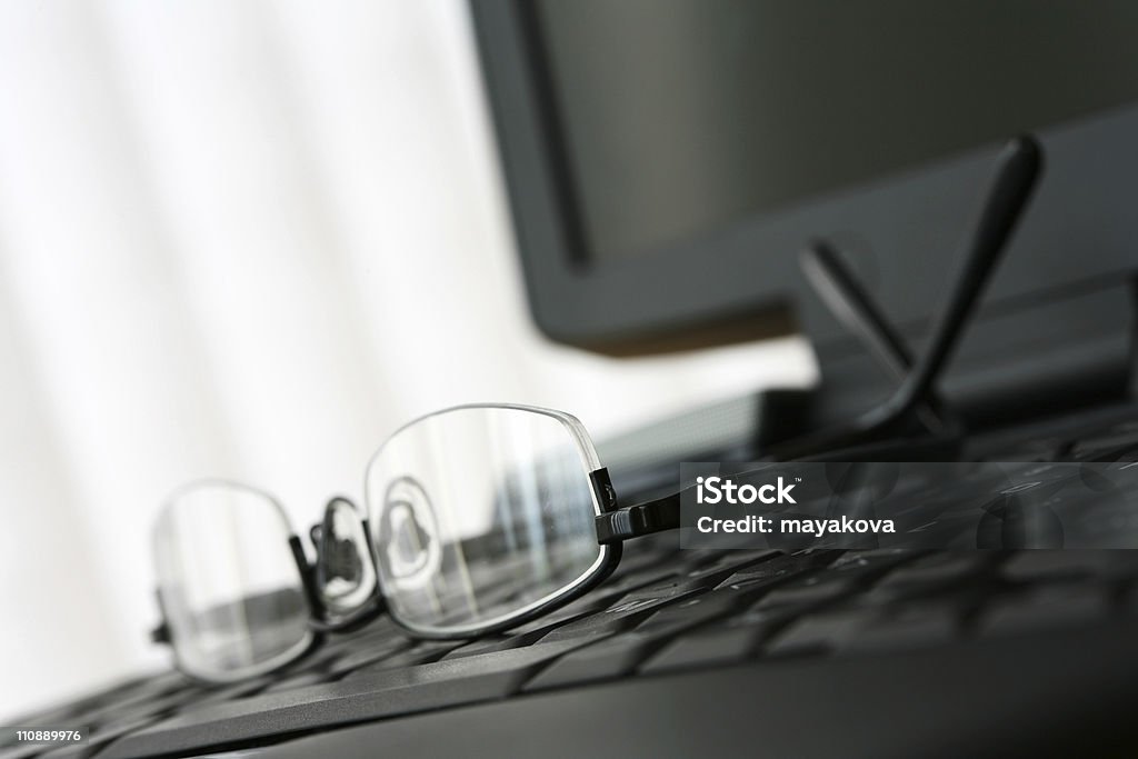 Clavier et lunettes - Photo de Activité bancaire libre de droits