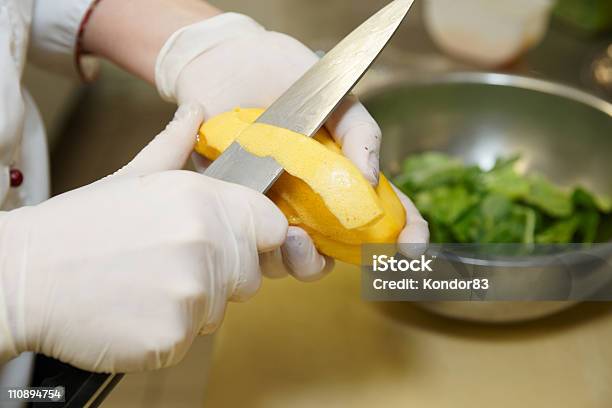 Foto de Chef É De Peeling De Manga e mais fotos de stock de Alimentação Saudável - Alimentação Saudável, Aço, Aço Inoxidável