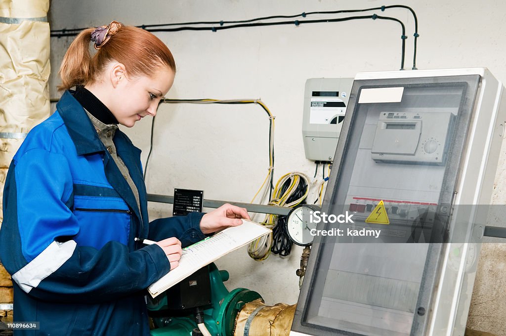 Frau Ingenieur in boiler-Raum - Lizenzfrei Gasheizkessel Stock-Foto