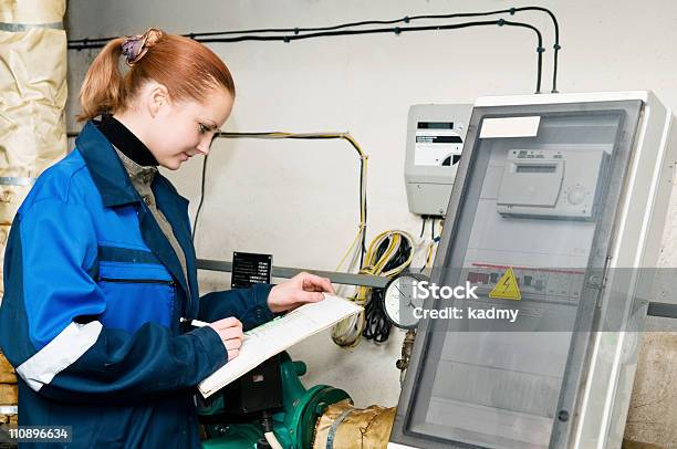 Frau Ingenieur In Boilerraum Stockfoto und mehr Bilder von Gasheizkessel - Gasheizkessel, Arbeiter, Daten