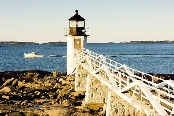 마쉘 포인트 등대 - lighthouse maine waters edge marshall point lighthouse 뉴스 사진 이미지