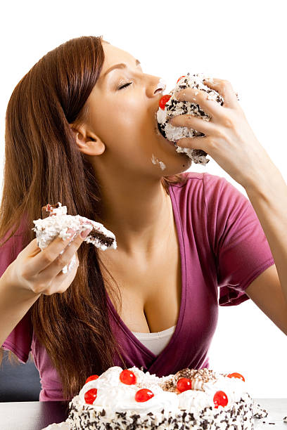 Junge hungrige gluttonous Frau isst Kuchen, isoliert auf weiss – Foto